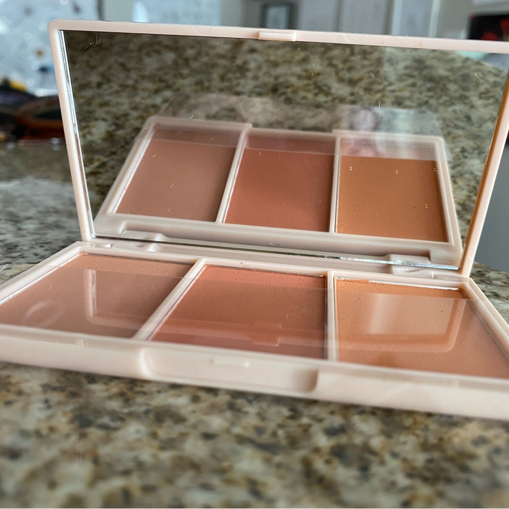 NWT Makeup Bundleđź’•đź’… - Picture 4 of 11